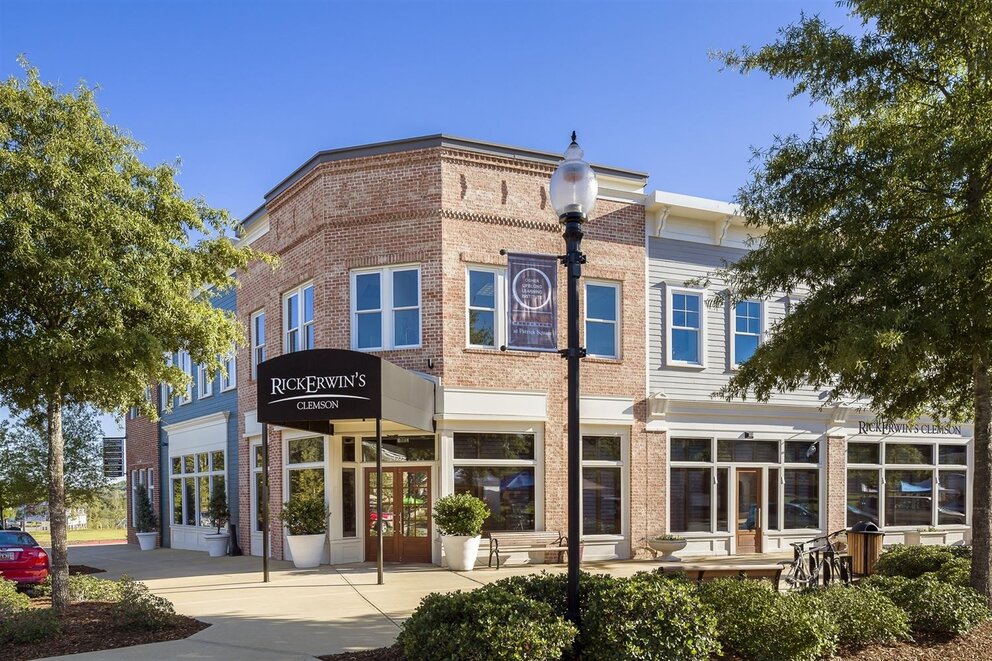 Exterior of Rick Erwins Restaurant in Patrick Square