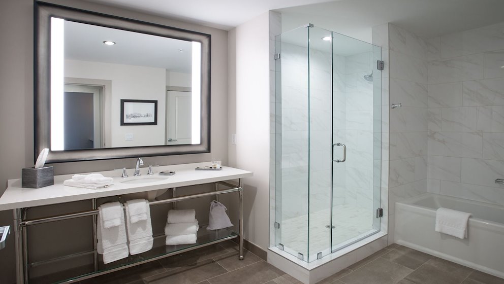 Inn at Patrick Square Hotel bathroomo